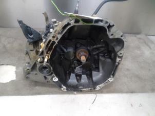Gebruikte Versnellingsbak Renault Clio III (BR/CR) 1.4 16V Prijs € 200,00 Margeregeling aangeboden door Autodemontage de Zaag
