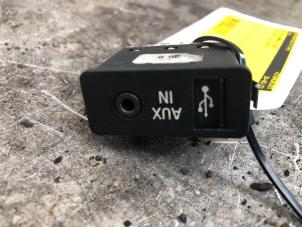 Gebruikte AUX/USB aansluiting Mini Mini Open (R57) 1.6 16V Cooper S Prijs € 20,00 Margeregeling aangeboden door Autodemontage de Zaag