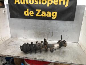 Gebruikte Schokdemperpoot rechts-voor Opel Corsa D 1.4 16V Twinport Prijs € 35,00 Margeregeling aangeboden door Autodemontage de Zaag