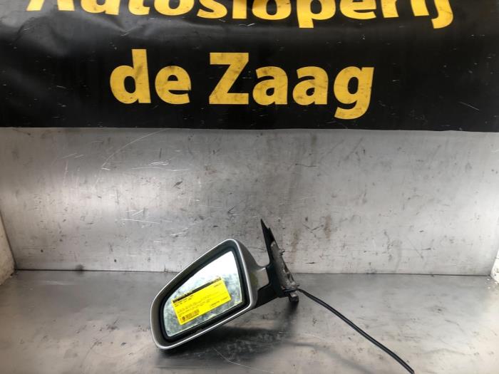Buitenspiegel links van een Audi A4 Avant (B6) 3.0 V6 30V Quattro 2001