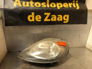Gebruikte Linker Koplamp Opel Vivaro 1.9 DI Prijs € 40,00 Margeregeling aangeboden door Autodemontage de Zaag