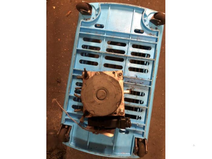 ABS Pomp van een Nissan Almera (N16) 1.8 16V 2004