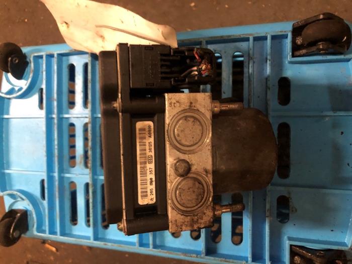 ABS Pomp van een Nissan Almera (N16) 1.8 16V 2004