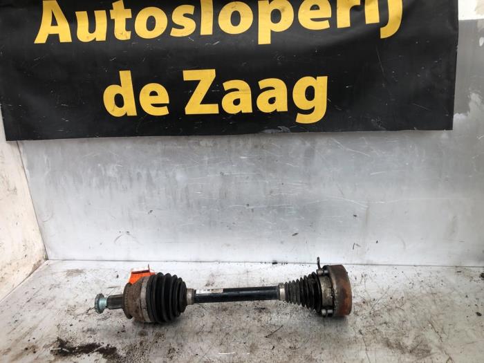 Gebruikte Aandrijfas links-voor Skoda Fabia II (5J) 1.2 TSI Prijs € 50,00 Margeregeling aangeboden door Autodemontage de Zaag
