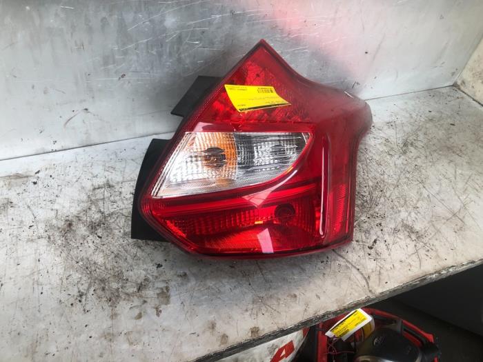 Achterlicht rechts van een Ford Focus 3 1.0 Ti-VCT EcoBoost 12V 125 2014