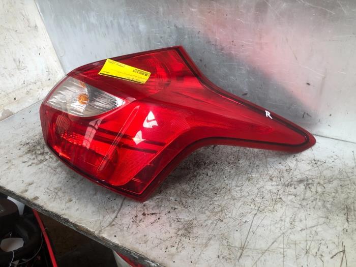 Achterlicht rechts van een Ford Focus 3 1.0 Ti-VCT EcoBoost 12V 125 2014