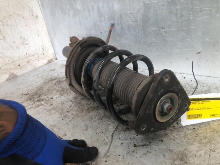 Schokdemperpoot links-voor van een Ford Focus 3 1.0 Ti-VCT EcoBoost 12V 125 2014