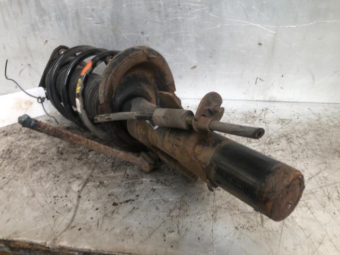 Schokdemperpoot links-voor van een Ford Focus 3 1.0 Ti-VCT EcoBoost 12V 125 2014