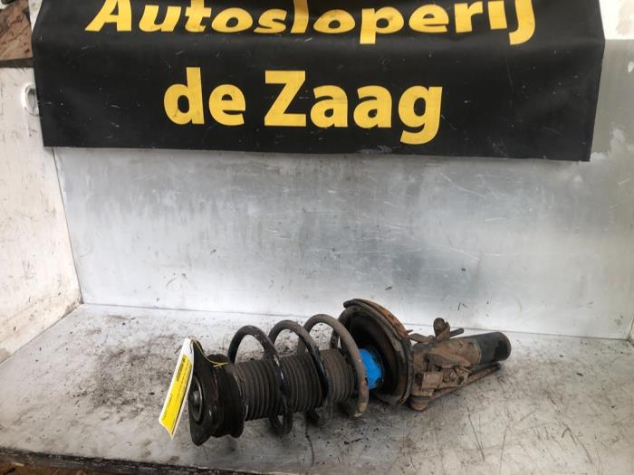 Schokdemperpoot rechts-voor van een Ford Focus 3 1.0 Ti-VCT EcoBoost 12V 125 2014