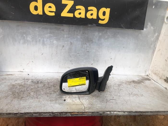 Buitenspiegel links van een Ford Focus 3 1.0 Ti-VCT EcoBoost 12V 125 2014
