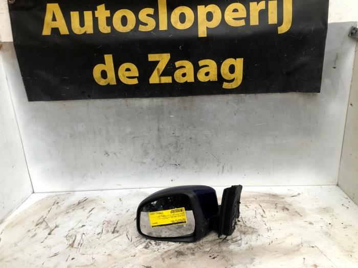 Buitenspiegel links van een Ford Focus 3 1.0 Ti-VCT EcoBoost 12V 125 2014
