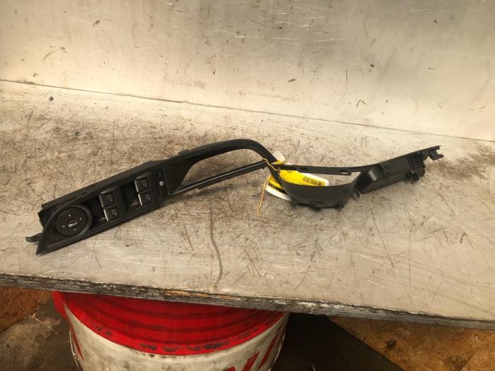 Schakelaar Elektrisch Raam van een Ford Focus 3 1.0 Ti-VCT EcoBoost 12V 125 2014