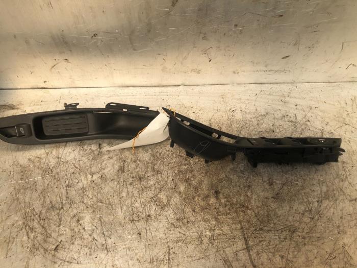 Schakelaar Elektrisch Raam van een Ford Focus 3 1.0 Ti-VCT EcoBoost 12V 125 2014