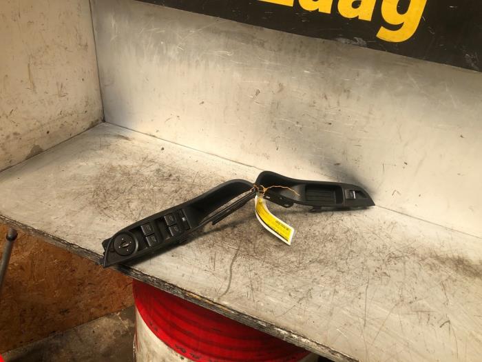 Schakelaar Elektrisch Raam van een Ford Focus 3 1.0 Ti-VCT EcoBoost 12V 125 2014