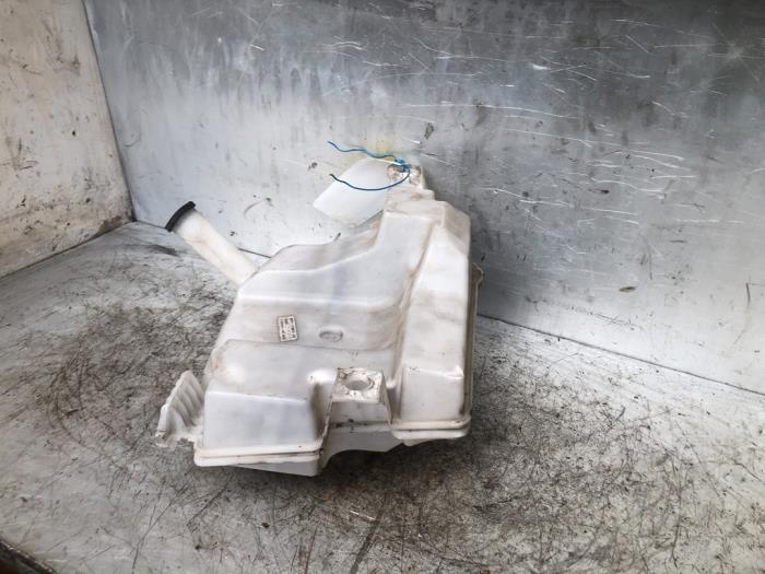 Ruitensproeiertank voor van een Ford Focus 3 1.0 Ti-VCT EcoBoost 12V 125 2014