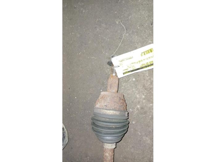 Aandrijfas rechts-voor van een Ford Focus 3 1.0 Ti-VCT EcoBoost 12V 125 2014