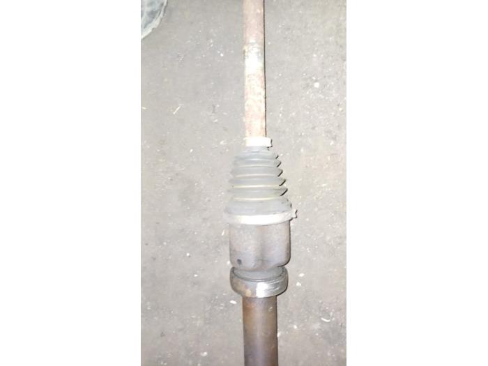 Aandrijfas rechts-voor van een Ford Focus 3 1.0 Ti-VCT EcoBoost 12V 125 2014