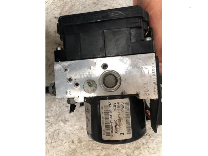 ABS Pomp van een Ford Focus 3 1.0 Ti-VCT EcoBoost 12V 100 2013