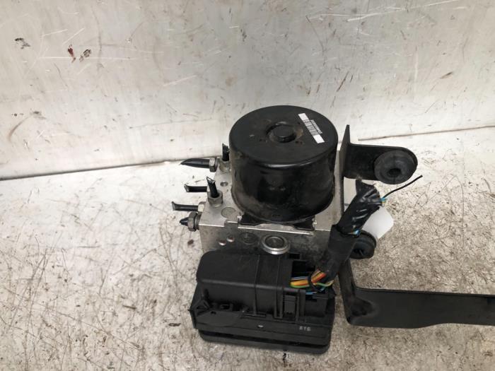 ABS Pomp van een Ford Focus 3 1.0 Ti-VCT EcoBoost 12V 100 2013