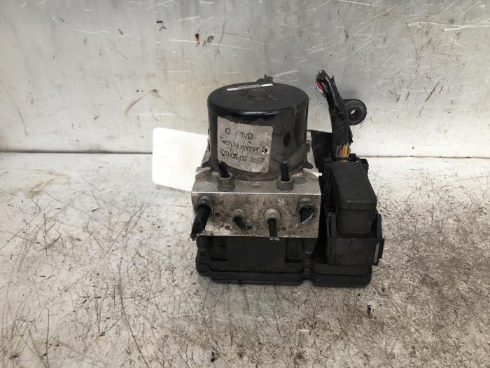 ABS Pomp van een Ford Focus 3 1.0 Ti-VCT EcoBoost 12V 100 2013