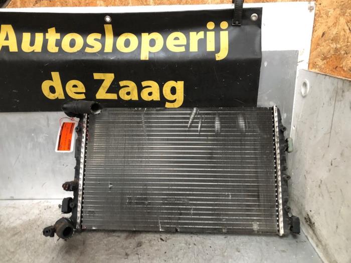 Gebruikte Radiateur Volkswagen Polo IV (9N1/2/3) 1.2 Prijs € 40,00 Margeregeling aangeboden door Autodemontage de Zaag