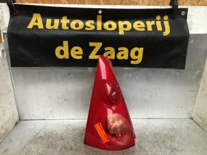 Gebruikte Achterlicht links Peugeot 107 1.0 12V Prijs € 35,00 Margeregeling aangeboden door Autodemontage de Zaag