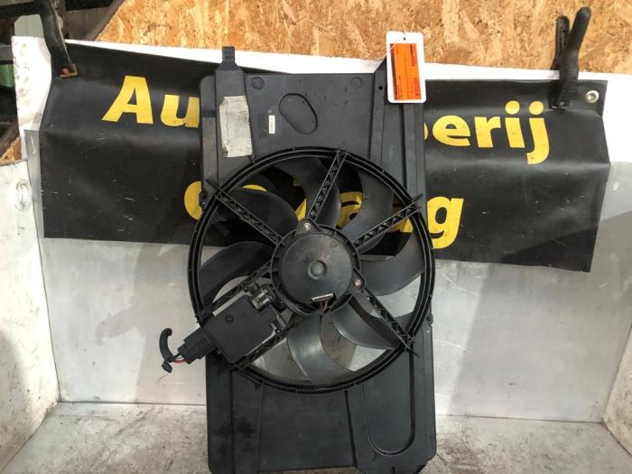 Gebruikte Fan Radiateur Ford Focus 2 1.6 16V Prijs € 40,00 Margeregeling aangeboden door Autodemontage de Zaag