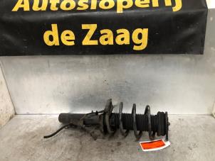 Gebruikte Schokdemperpoot rechts-voor Ford Focus 2 1.6 16V Prijs € 45,00 Margeregeling aangeboden door Autodemontage de Zaag