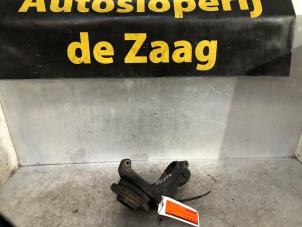 Gebruikte Fusee links-voor Citroen DS3 (SA) 1.6 16V VTS THP 155 Prijs € 25,00 Margeregeling aangeboden door Autodemontage de Zaag