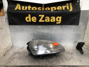 Gebruikte Koplamp rechts Volkswagen Golf V (1K1) 1.6 FSI 16V Prijs € 50,00 Margeregeling aangeboden door Autodemontage de Zaag