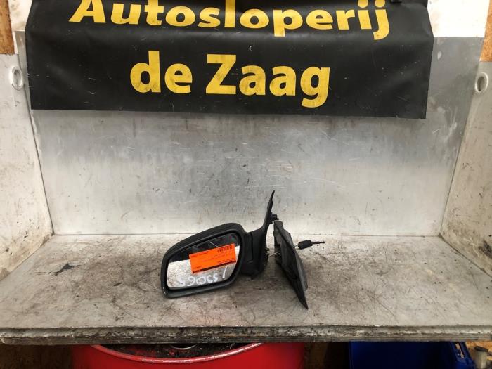 Buitenspiegel links van een Ford Focus 2 Wagon 1.6 TDCi 16V 90 2008