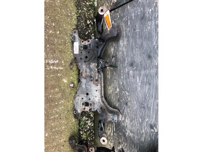 Subframe van een Ford Focus 2 1.6 16V 2008