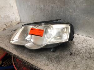 Gebruikte Linker Koplamp Volkswagen Passat (3C2) 1.6 FSI 16V Prijs € 50,00 Margeregeling aangeboden door Autodemontage de Zaag