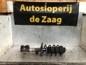 Gebruikte Schokdemperpoot rechts-voor Opel Corsa D 1.2 16V Prijs € 35,00 Margeregeling aangeboden door Autodemontage de Zaag
