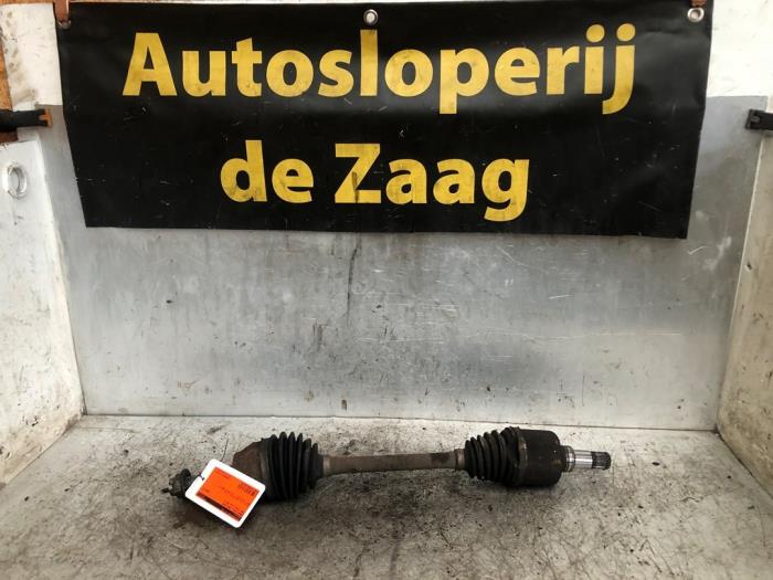 Gebruikte Aandrijfas links-voor Ford Focus 3 1.0 Ti-VCT EcoBoost 12V 125 Prijs € 50,00 Margeregeling aangeboden door Autodemontage de Zaag