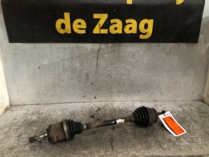 Gebruikte Aandrijfas links-voor Opel Corsa E 1.4 16V Prijs € 35,00 Margeregeling aangeboden door Autodemontage de Zaag