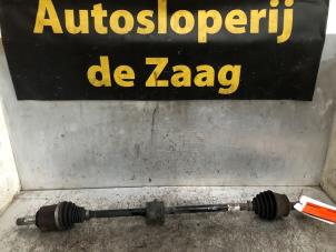 Gebruikte Aandrijfas rechts-voor Opel Corsa E 1.4 16V Prijs € 35,00 Margeregeling aangeboden door Autodemontage de Zaag