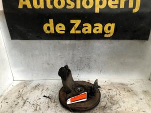Gebruikte Fusee links-voor Citroen DS3 (SA) 1.6 16V VTS THP 155 Prijs € 35,00 Margeregeling aangeboden door Autodemontage de Zaag