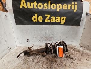 Gebruikte Schokdemperpoot links-voor Mini Mini (R56) 1.6 16V One Prijs € 35,00 Margeregeling aangeboden door Autodemontage de Zaag