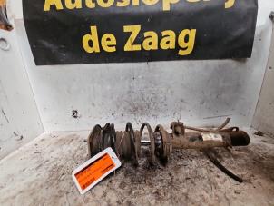 Gebruikte Schokdemperpoot rechts-voor Mini Mini (R56) 1.6 16V One Prijs € 35,00 Margeregeling aangeboden door Autodemontage de Zaag