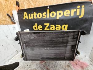 Gebruikte Radiateur Volkswagen Polo IV (9N1/2/3) 1.2 Prijs € 35,00 Margeregeling aangeboden door Autodemontage de Zaag