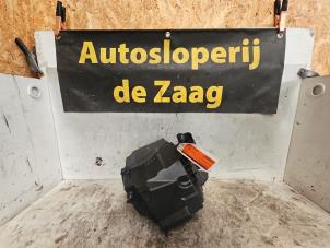 Gebruikte Luchtfilterhuis Ford Focus 3 1.0 Ti-VCT EcoBoost 12V 100 Prijs € 25,00 Margeregeling aangeboden door Autodemontage de Zaag