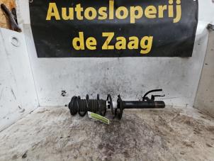 Gebruikte Schokdemperpoot rechts-voor Peugeot 107 1.0 12V Prijs € 50,00 Margeregeling aangeboden door Autodemontage de Zaag
