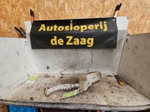 Gebruikte Ruitensproeiertank voor Renault Clio III (BR/CR) 1.2 16V 75 Prijs € 25,00 Margeregeling aangeboden door Autodemontage de Zaag