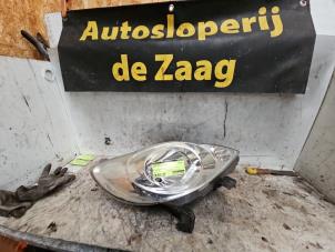 Gebruikte Koplamp rechts Peugeot 107 1.0 12V Prijs € 45,00 Margeregeling aangeboden door Autodemontage de Zaag
