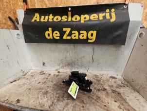 Gebruikte Bekerhouder Mercedes A (W176) 1.6 A-200 16V Prijs € 25,00 Margeregeling aangeboden door Autodemontage de Zaag