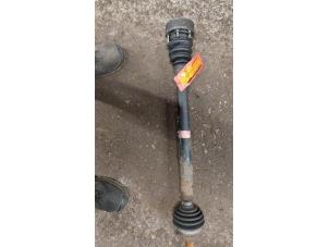 Gebruikte Aandrijfas links-voor Volkswagen New Beetle (9C1/9G1) 2.0 Prijs € 35,00 Margeregeling aangeboden door Autodemontage de Zaag