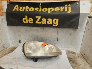 Gebruikte Koplamp rechts Volkswagen Golf V (1K1) 1.6 FSI 16V Prijs € 40,00 Margeregeling aangeboden door Autodemontage de Zaag