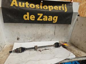 Gebruikte Aandrijfas rechts-voor Nissan Pixo (D31S) 1.0 12V Prijs € 45,00 Margeregeling aangeboden door Autodemontage de Zaag