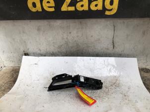 Gebruikte Ruit schakelaar elektrisch Ford Fiesta 6 (JA8) 1.0 EcoBoost 12V 100 Prijs € 20,00 Margeregeling aangeboden door Autodemontage de Zaag